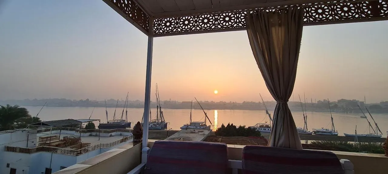 ** بيت ضيافة Senmut Luxory Rooms مصر